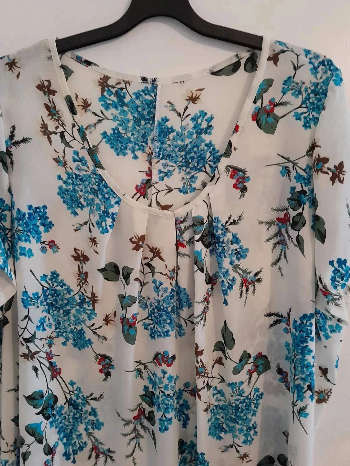 Blusa branca com flores, (turquesa) tamanho 54/56, mangas curtas – photo 2